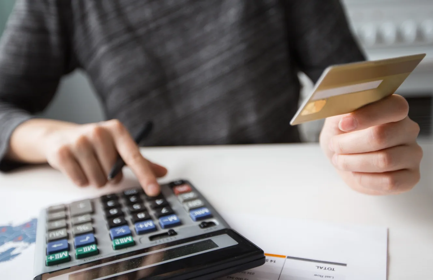 You are currently viewing Secured Credit Cards: 5 Smart Tips for Finding the Right One